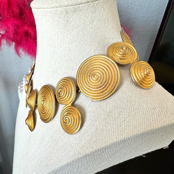 Vintage Gold Tone Swirl Circle Necklace - Picture 8 of 11